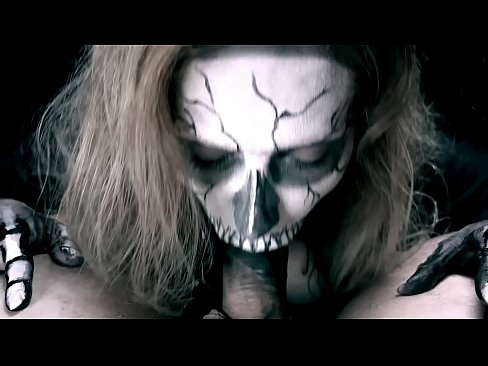 ❤️ ʻO ke kaikamahine daimonio e omo ana i ka moa me kona waha ʻeleʻele a me ka ʻai ʻana. ❤️ Fuck video ia makou ❌️❤